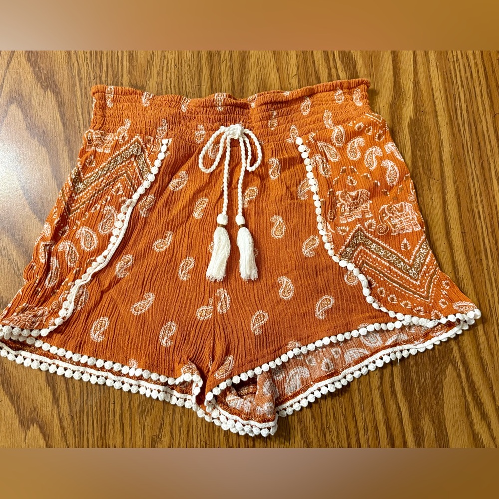 Mudd Women’s Tie Tassel Elephant and Paisley Print Shorts. Size Small.